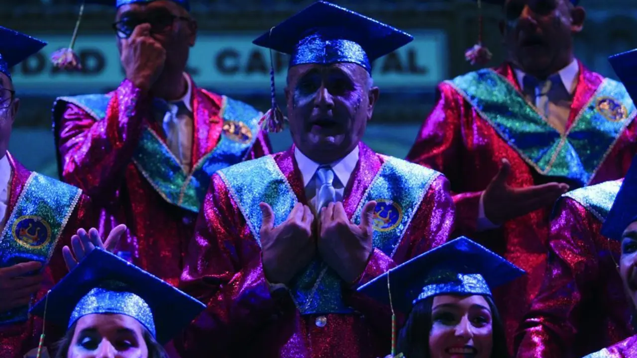 Antonio Procopio, durante la actuaci&oacute;n con el coro &lsquo;Carrera Oficial&rsquo;, quinto en el COAC 2022.  - &Aacute;lvaro Geneiro