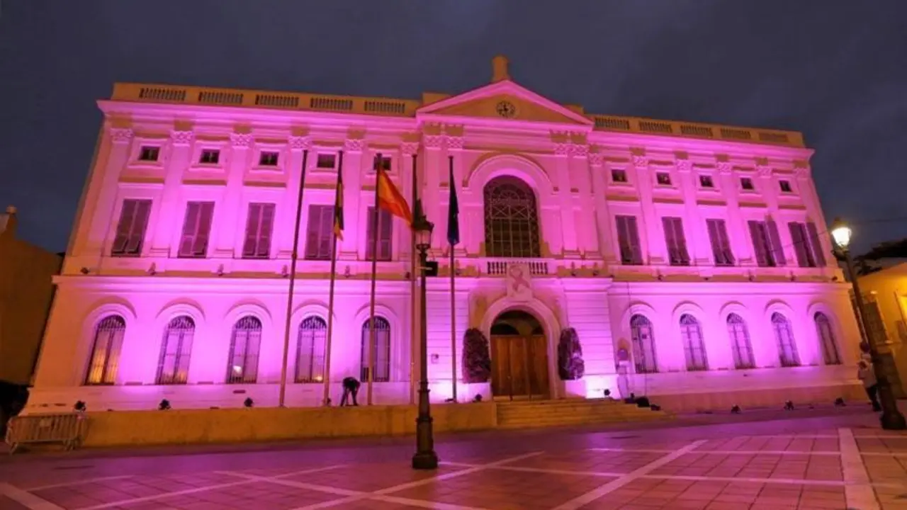 El Ayuntamiento de El Puerto ilumina la fachada de rosa.  - Viva. 