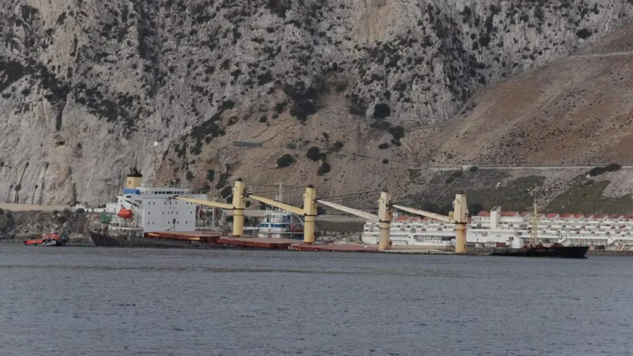 El buque OS 35, varado al este de Gibraltar. - E. P.