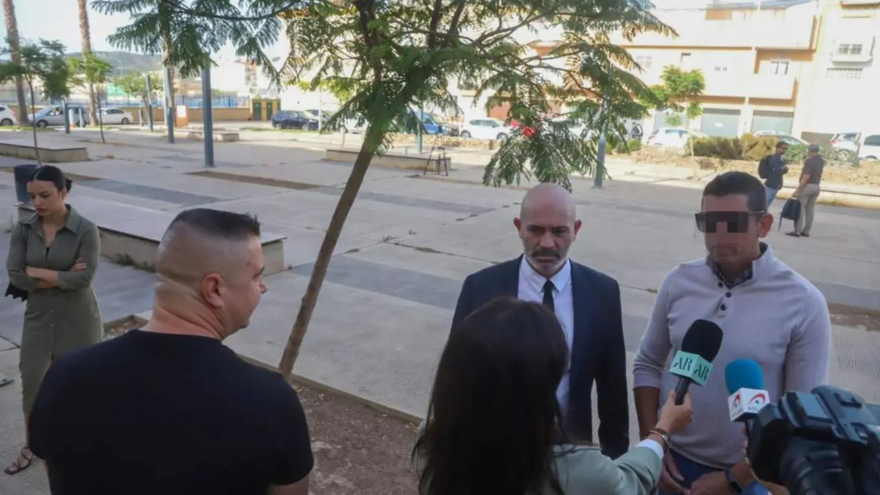 El investigado ante la prensa en presencia del hermano de Dana. - &Aacute;lex Zea/EP