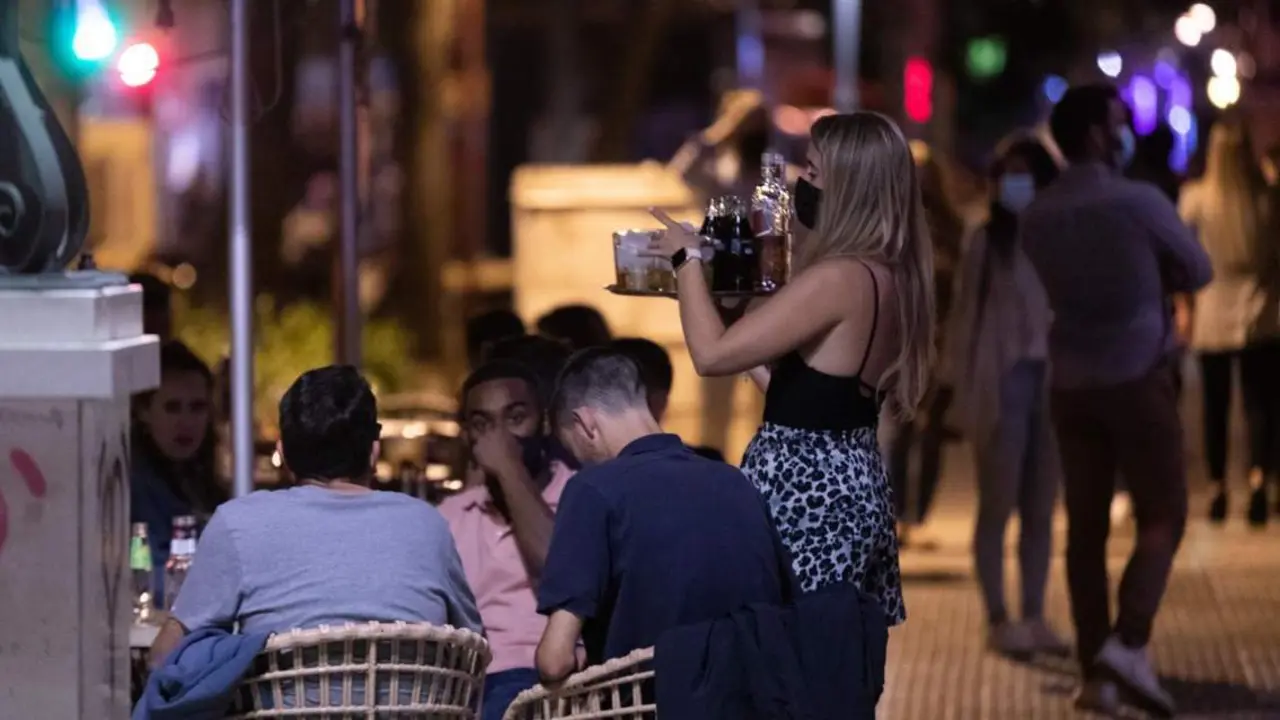 Una camarera atiende a varias personas. | Europa Press.