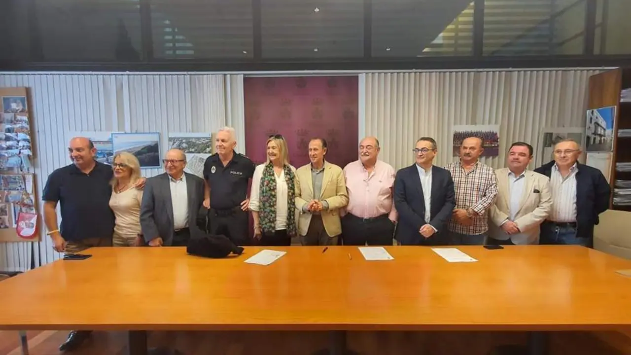 El alcalde de la ciudad y el presidente de la Asociaci&oacute;n de Reyes Magos de Chiclana firman el convenio de colaboraci&oacute;n para esta campa&ntilde;a - Cedida