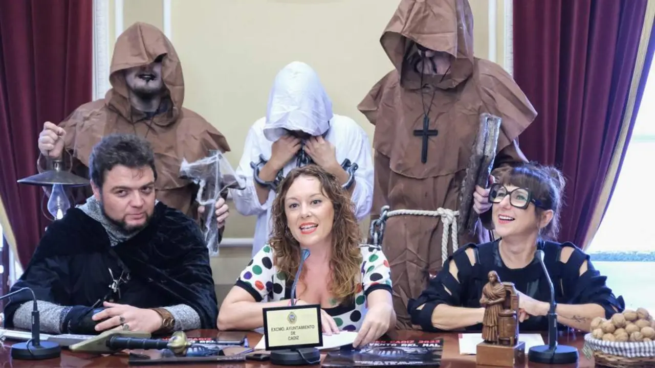 Las concejalas Lorena Garr&oacute;n y Montemayor Mures, con los siniestros personajes del convento del mal.  - VIVA