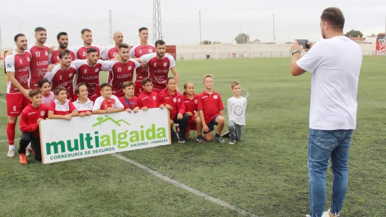 Once inicial de la UD Algaida y jugadores de la cantera antes de enfrentarse al Palma del R&iacute;o en el Doro Stadium - Ra&uacute;l J. Bustillos