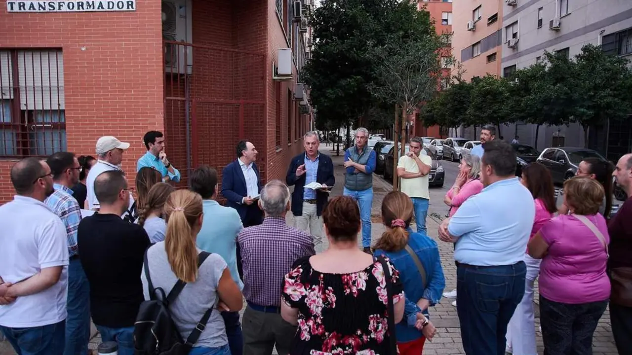El candidato del PP a la Alcald&iacute;a de Sevilla, Jos&eacute; Luis Sanz, visita el barrio de Contadores, en Cerro-Amate. - PP