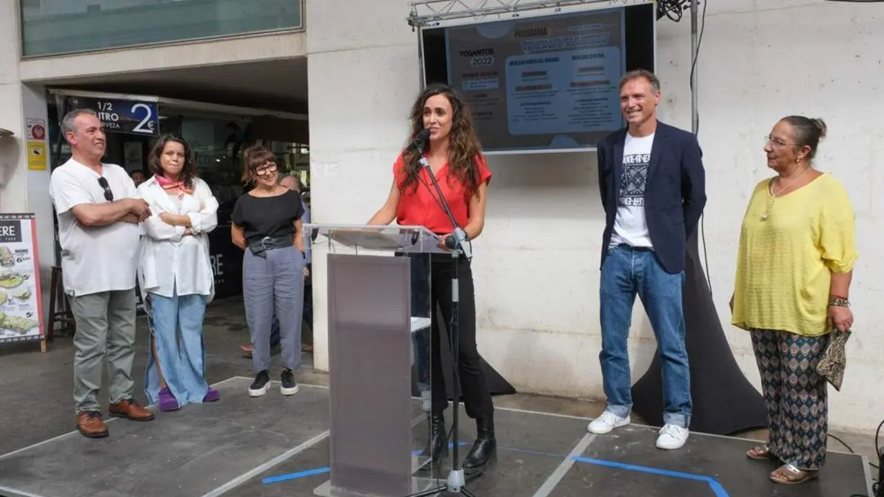 Las delegadas de Fiestas y Comercio con los detallistas en la presentaci&oacute;n de la programaci&oacute;n.  - Manuel Fern&aacute;ndez