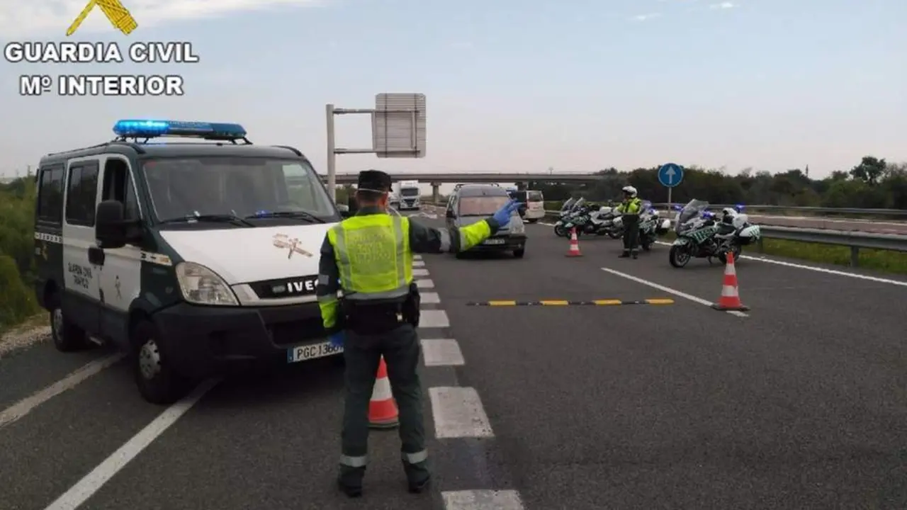 Imagen de archivo de un control de carretera de la Guardia Civil. - GUARDIA CIVIL