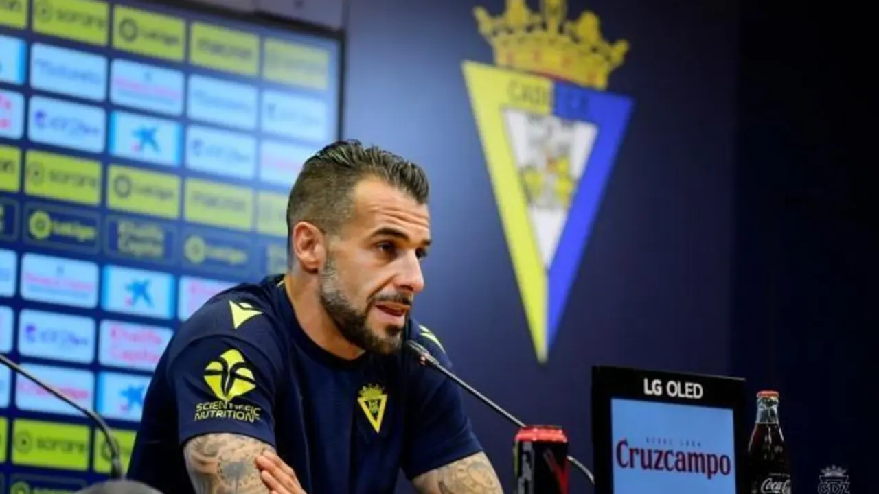 &Aacute;lvaro Negredo, durante la rueda de prensa en el estadio Nuevo Mirandilla.  - C&aacute;diz CF