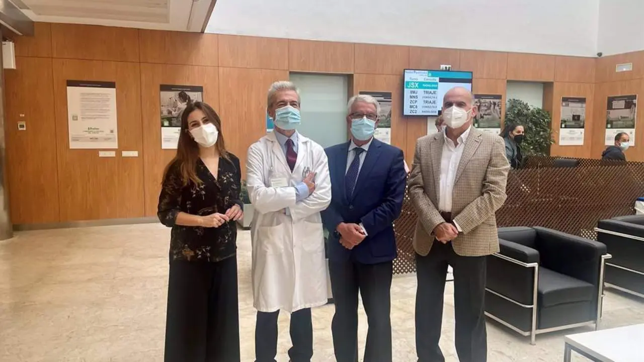 En la imagen, el gerente de la AECC, Francisco V&aacute;zquez; Bego&ntilde;a Sabat&eacute;, coordinadora de voluntariado de la AECC; el director m&eacute;dico del Quir&oacute;nsalud, Manuel Barrientos, y el director gerente del centro, Obdulio Rodr&iacute;guez Armijo. - 