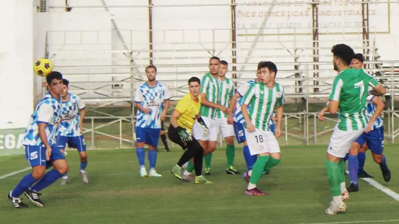 Momento en el que el Atl&eacute;tico Sanluque&ntilde;o B logra el 1-0 por mediaci&oacute;n de Paolo - Ra&uacute;l J. Bustillos