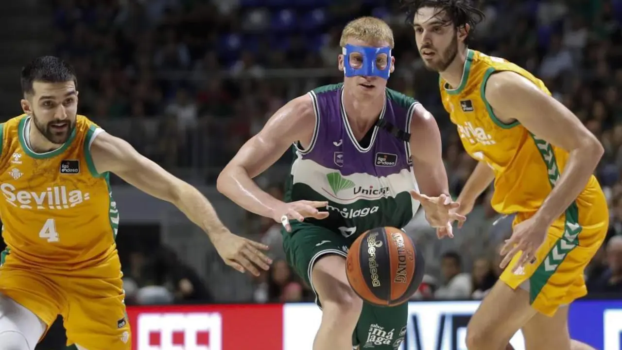 Alberto D&iacute;az, un superh&eacute;roe enmascarado contra el Betis en el Carpena. - EFE/Jorge Zapata