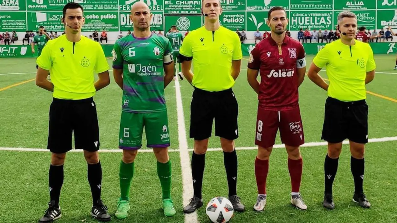 Quesada y Gonzalo Poley, que actuaron de capitanes, con el tr&iacute;o arbitral - AMR
