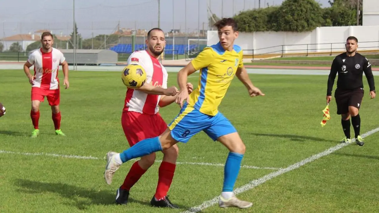 Un jugador del Tesorillo intenta evitar que el bal&oacute;n salga por la l&iacute;nea de banda - Ra&uacute;l J. Bustillos