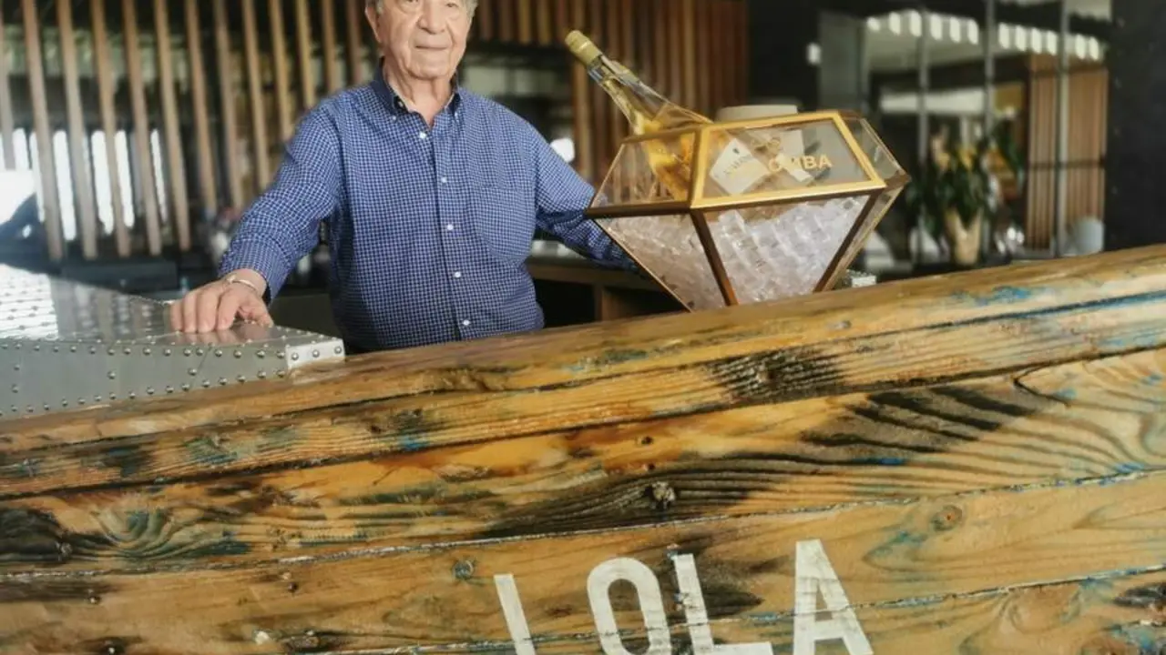 Antonio Mota en su restaurante en Zahara de los Atunes. - 