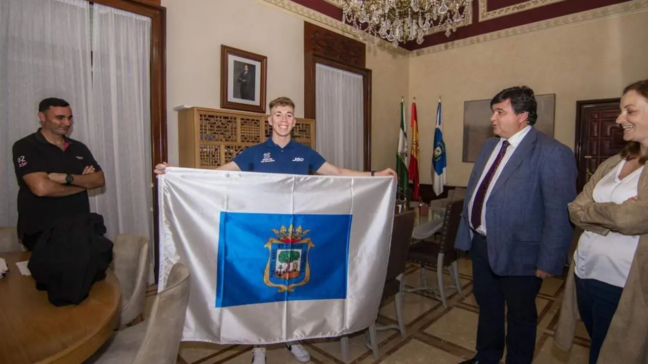  El piloto onubense Paquito G&oacute;mez, en el Ayuntamiento de Huelva. - VH