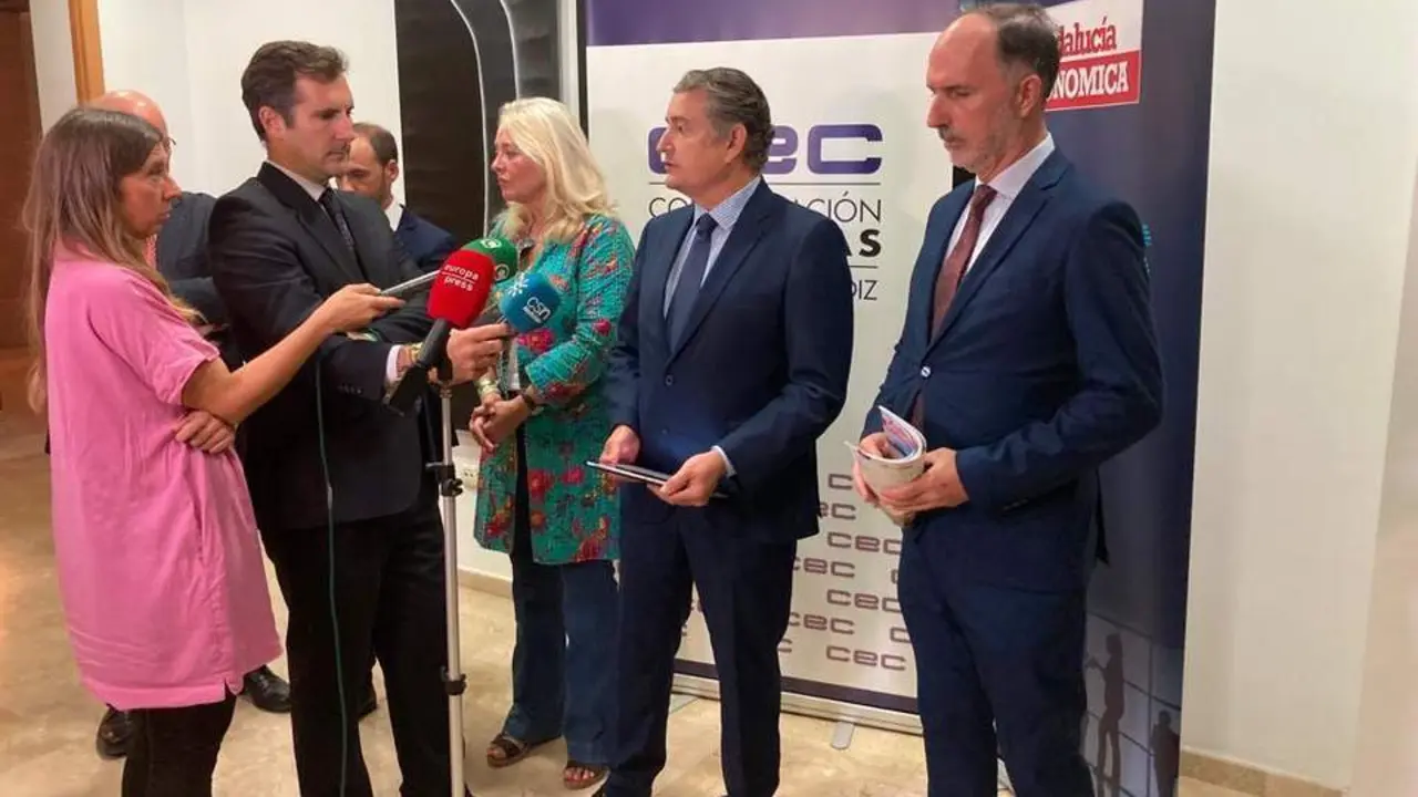 El consejero de Presidencia, Antonio Sanz, ante los medios de comunicaci&oacute;n, en la sede de la Confederaci&oacute;n de Empresarios de C&aacute;diz. - VIVA