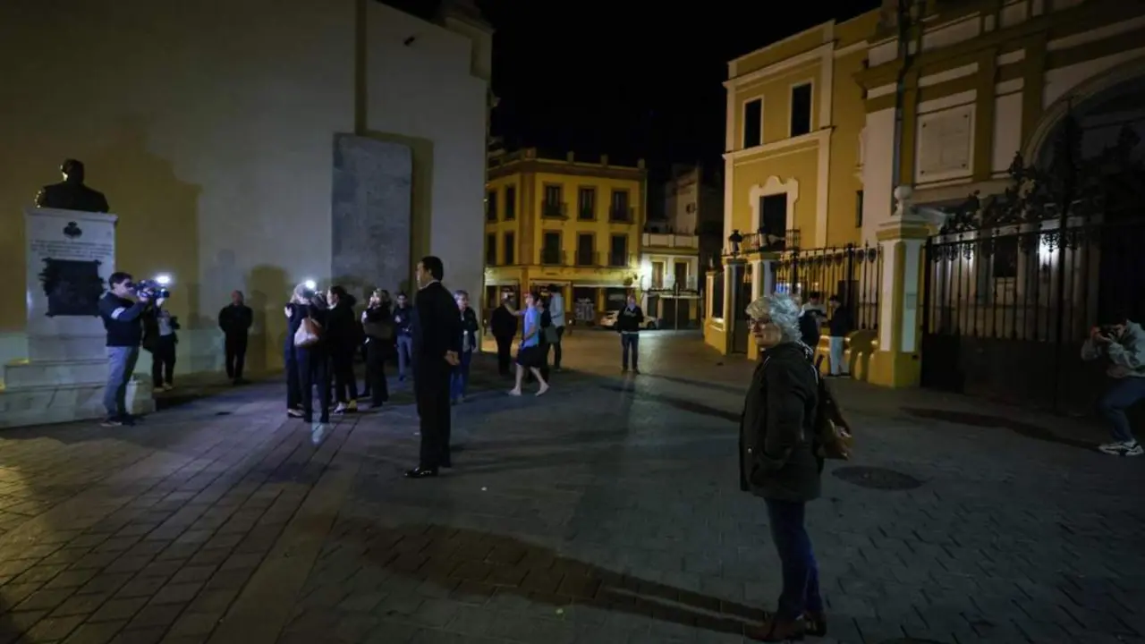 Familiares y memorialistas ante la bas&iacute;lica. - EP/Joaqu&iacute;n Corchero