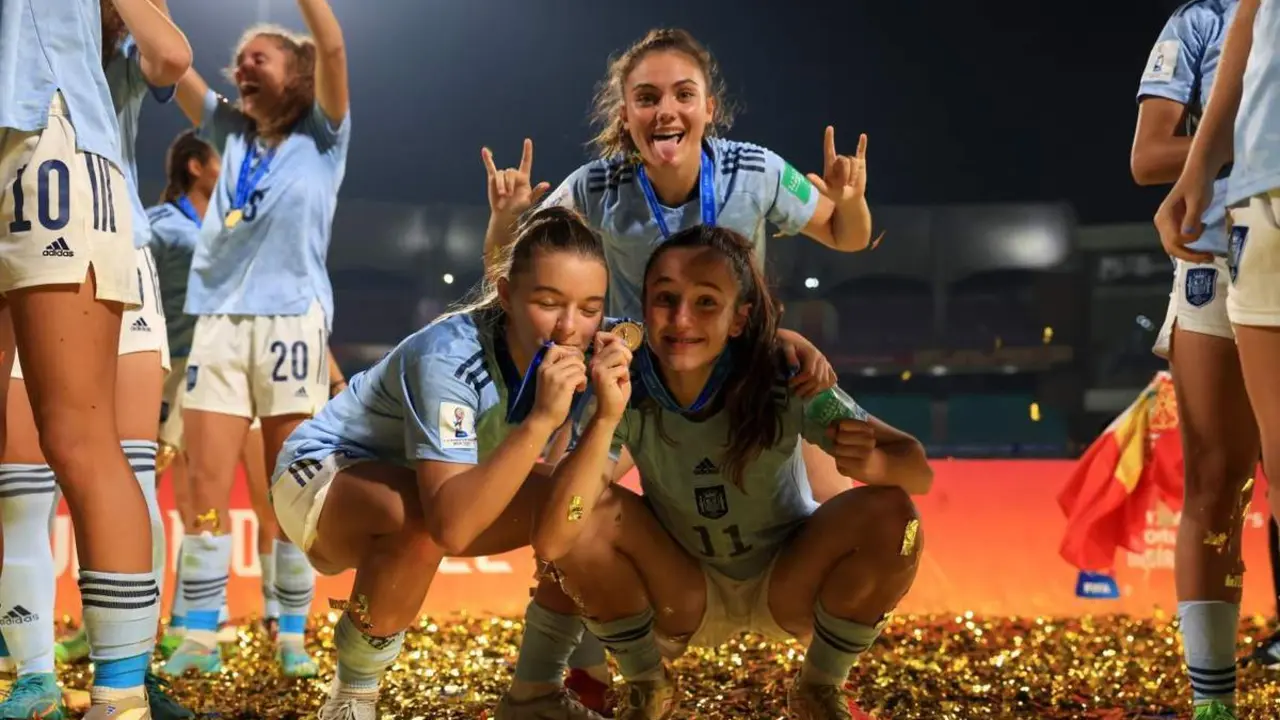 Marina Rivas (arriba), durante la celebraci&oacute;n del t&iacute;tulo de campeonas del mundo en la India. - RFEF