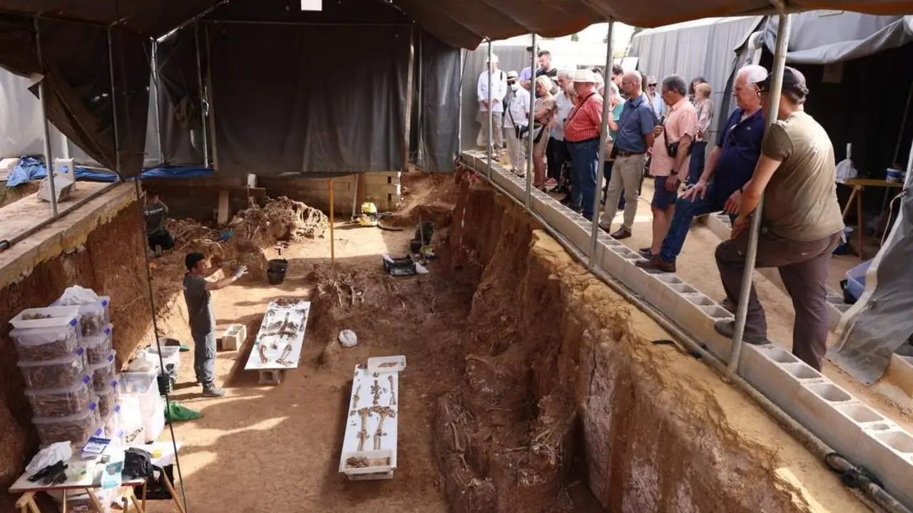 Visita a la fosa com&uacute;n de Pico Reja. - JOAQU&Iacute;N CORCHERO / EUROPA PRESS