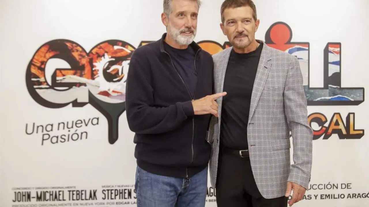 Los productores del musical, el actor Antonio Banderas y el humorista Emilio Arag&oacute;n. - EFE/Jorge Zapata