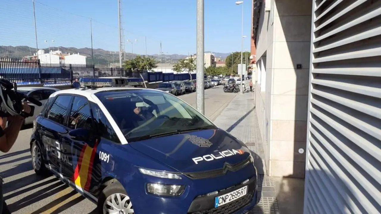 Polic&iacute;a Nacional. - EP