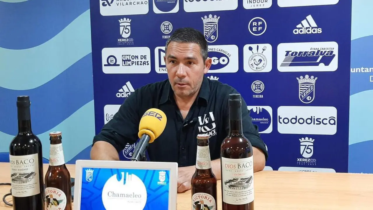 Juan Carlos G&oacute;mez, este domingo en la sala de prensa de Chap&iacute;n. - Viva Jerez