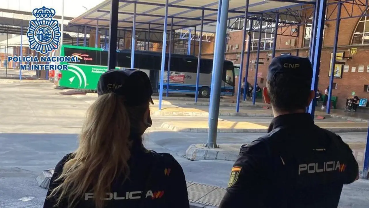 Polic&iacute;as en la Estaci&oacute;n de Autobuses de M&aacute;laga. - CNP