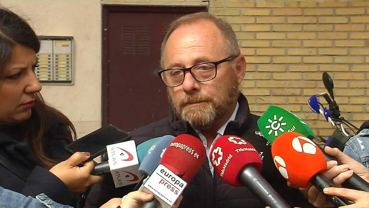 Antonio del Castillo, padre de Marta, atiende a los medios. - Archivo