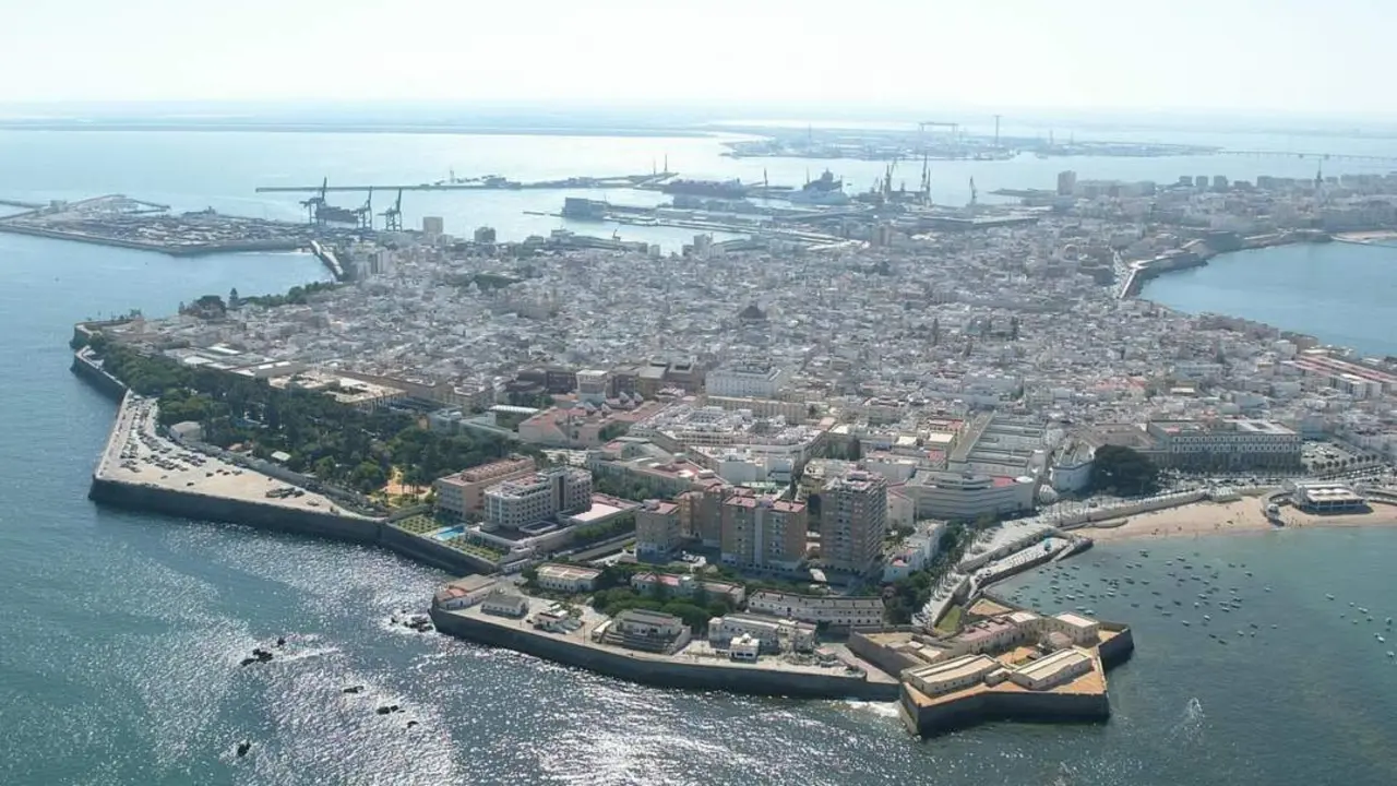 Vista a&eacute;rea de la ciudad de C&aacute;diz. - AYUNTAMIENTO DE C&Aacute;DIZ