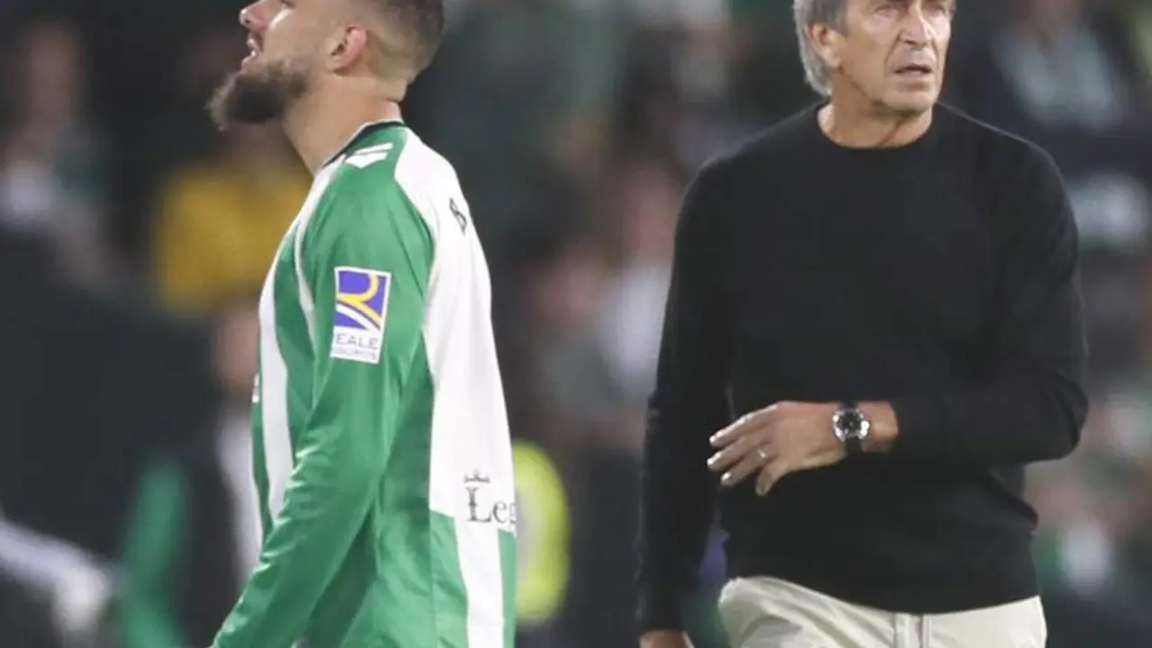 Borja Iglesias se marcha tras ser expulsado del Gran Derbi. - efe