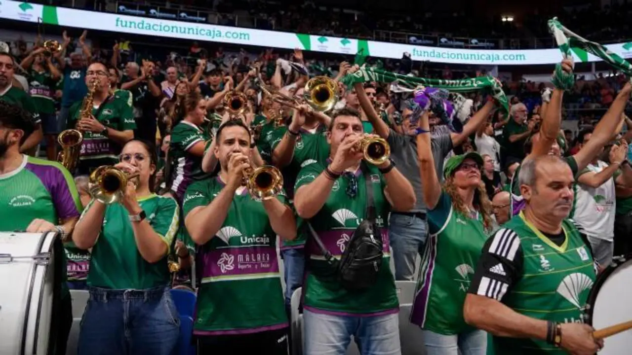 La charanga de Los Mihitas, parte fundamental de la afici&oacute;n verde. - UNICAJA CB