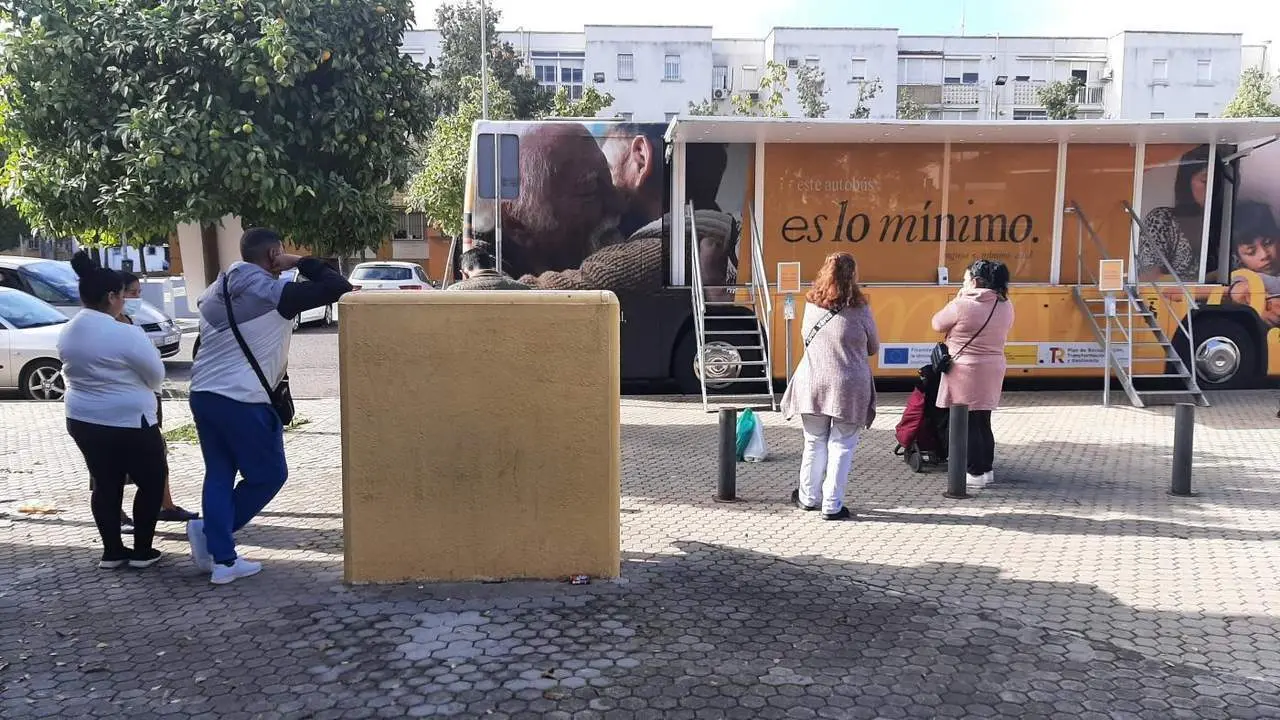 El autob&uacute;s del IMV est&aacute; este jueves en el Pol&iacute;gono Sur de Sevilla. - SUBDELEGACION DEL GOBIERNO EN SEVILLA