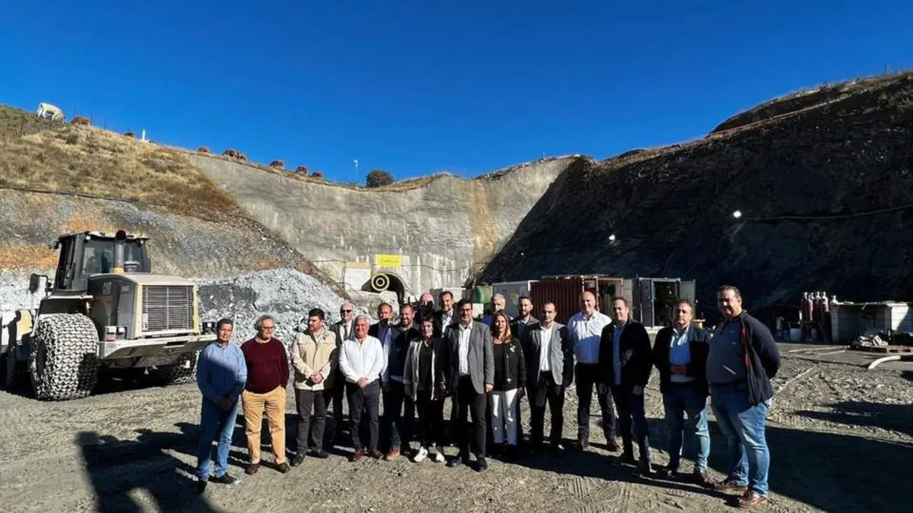 Visita del presidente de la Diputaci&oacute;n de Sevilla y de alcaldes de los municipios a las obras del t&uacute;nel de cabecera. - DIPUTACION DE SEVILLA