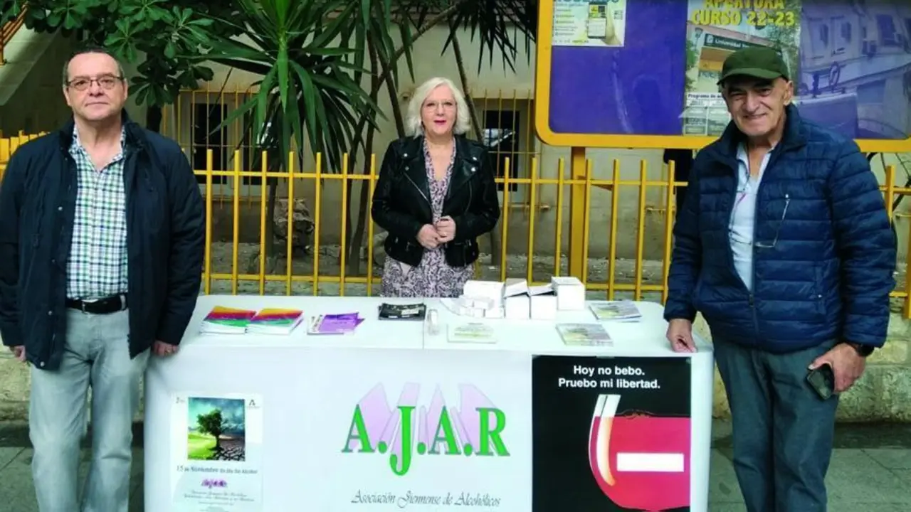 Mesa informativa en la Avenida de Andaluc&iacute;a. - Viva Ja&eacute;n.