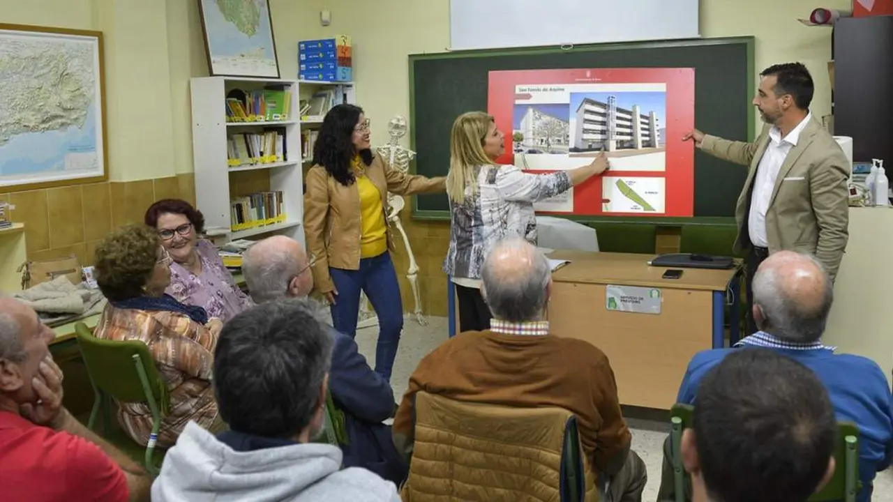 La alcaldesa, Mamen S&aacute;nchez, con los vecinos de Santo Tom&aacute;s de Aquino. - VIVA