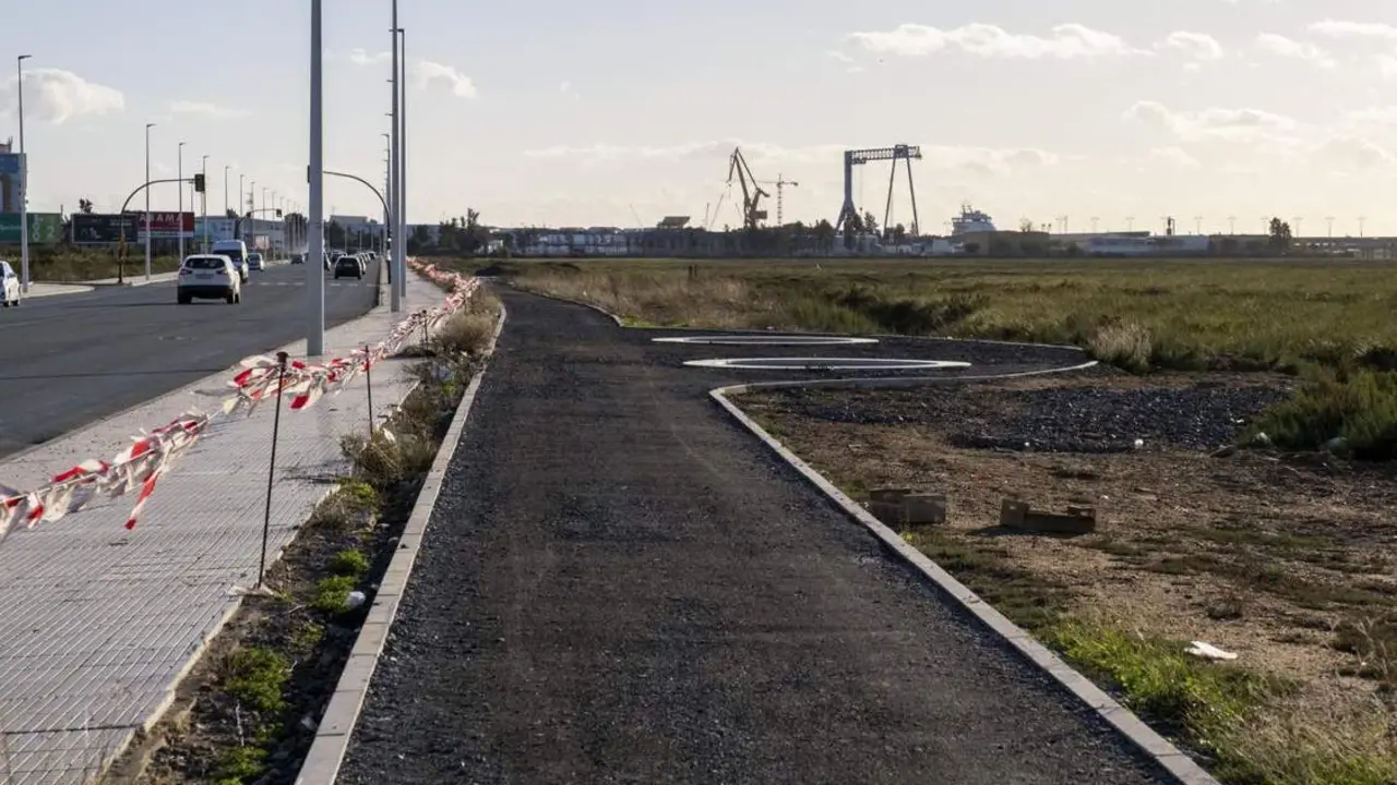 Corredor verde en construcci&oacute;n en la ribera del Odiel. - JULI&Aacute;N P&Eacute;REZ / EFE