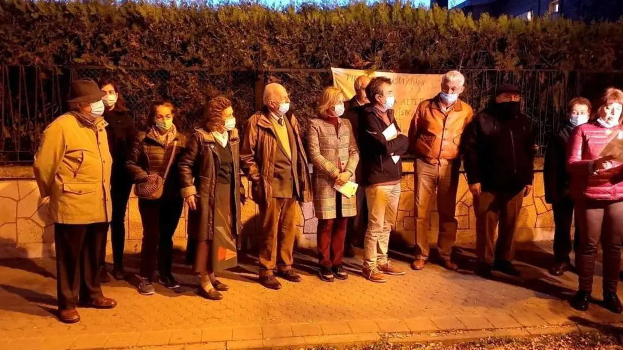 Concentraci&oacute;n ciudadana ante el n&uacute;mero 38 de la avenida de la Palmera. - ASOCIACI&Oacute;N JARDINES DE LA OLIVA