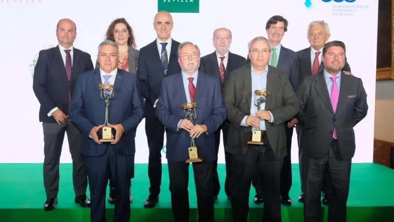Foto de familia de los premiados. - CES
