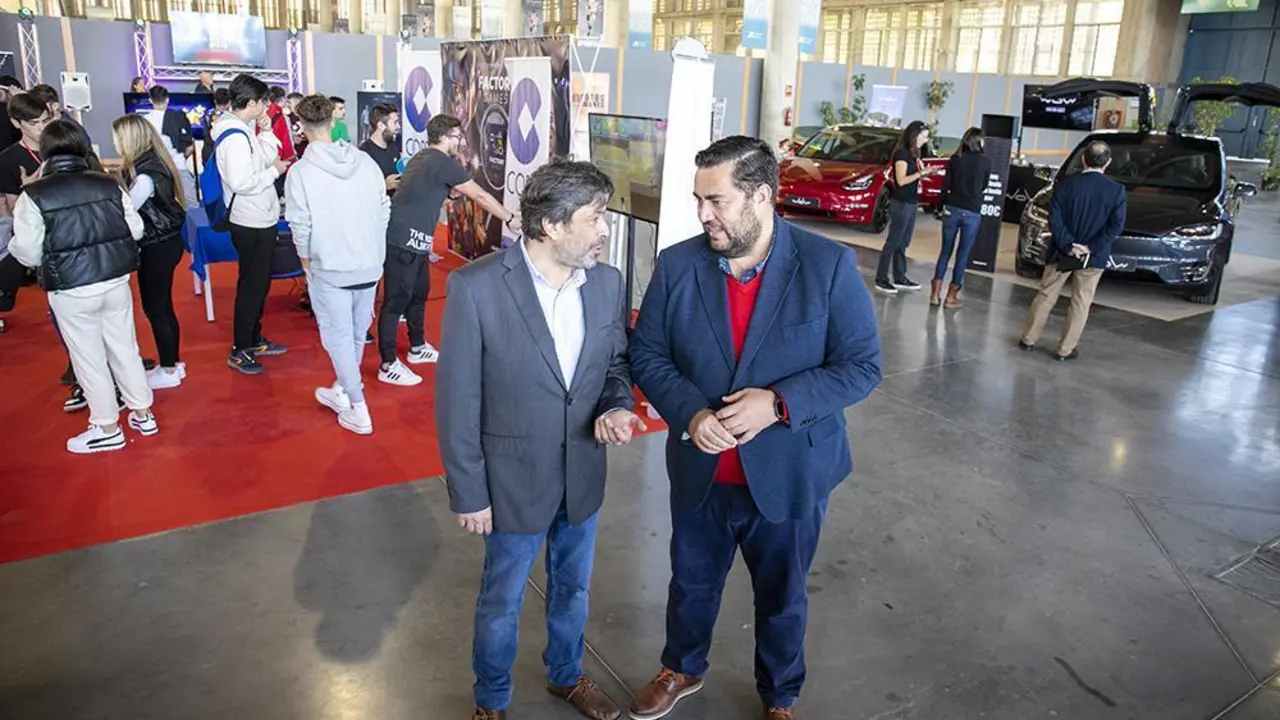 El diputado Jaime Armario junto al organizador en la inauguraci&oacute;n de Bodasur - Viva