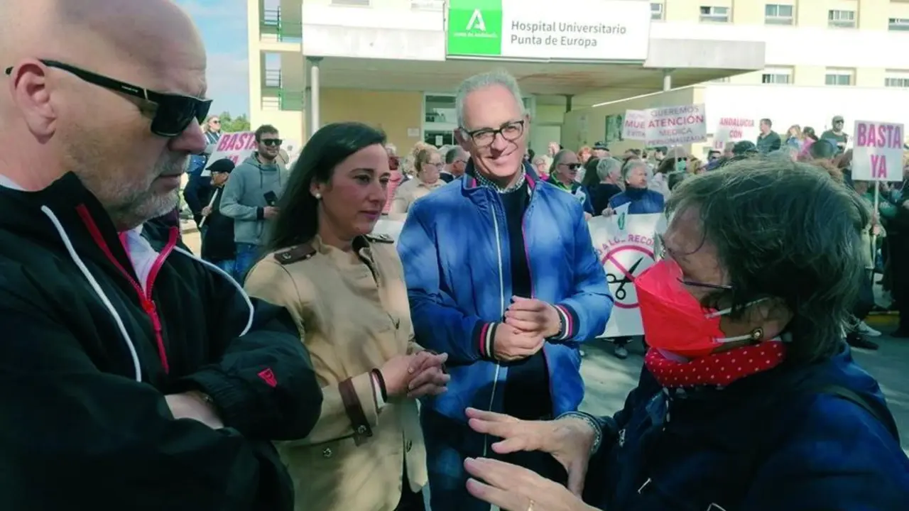 La secretaria general del PSOE de Algeciras, Roc&iacute;o Arrabal, este s&aacute;bado en la concentraci&oacute;n ante el Hospital Punta de Europa. - E. P.