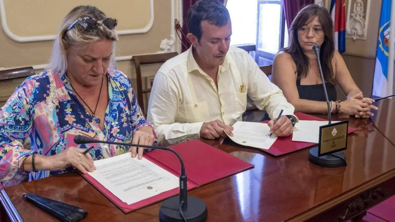 Helena Fern&aacute;ndez junto al alcalde de C&aacute;diz en la firma de un convenio - Ayuntamiento