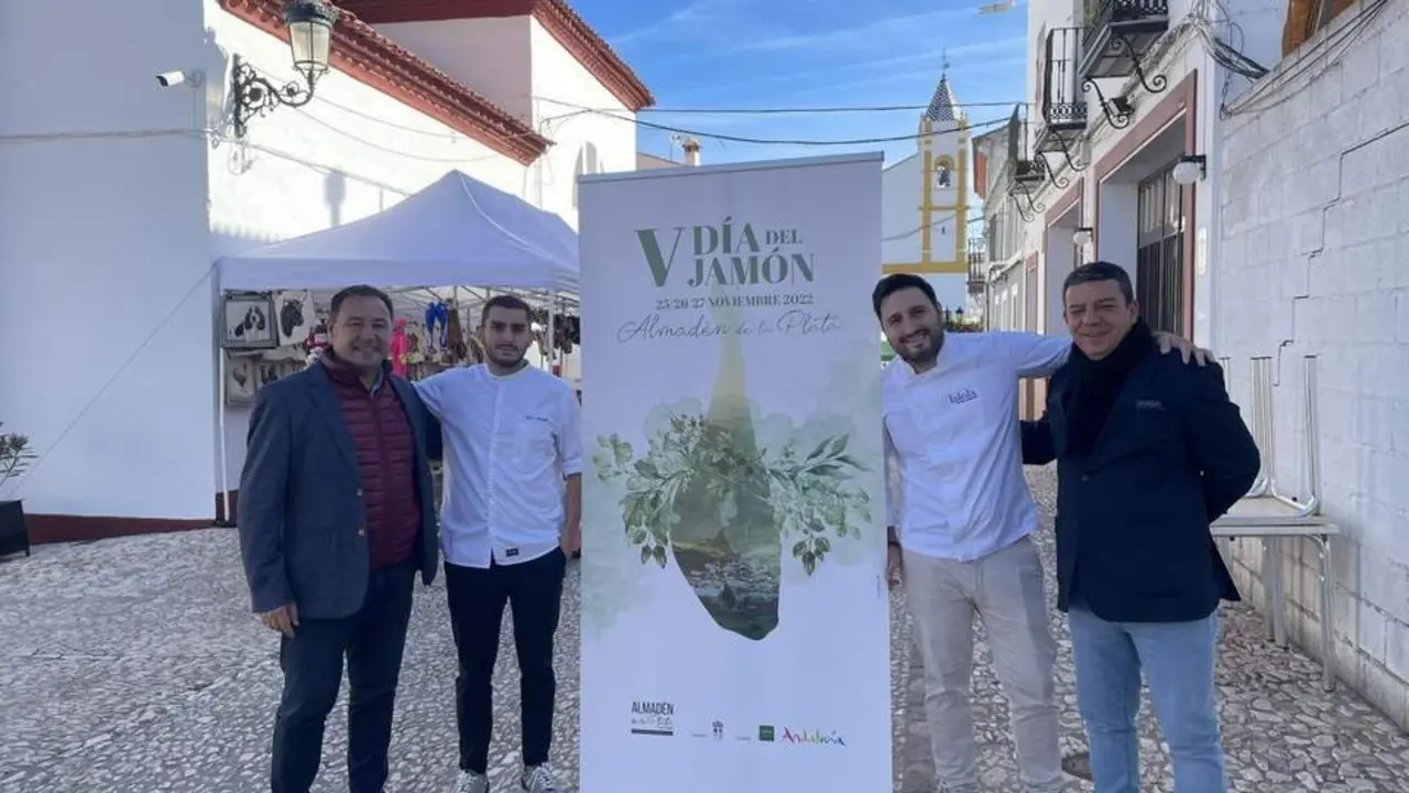 El delegado del Gobierno de la Junta en Sevilla, Ricardo S&aacute;nchez, con el alcalde de Almad&eacute;n, Jos&eacute; Carlos Raigada, y los chefs de Plato Jondo. - JUNTA DE ANDALUCIA