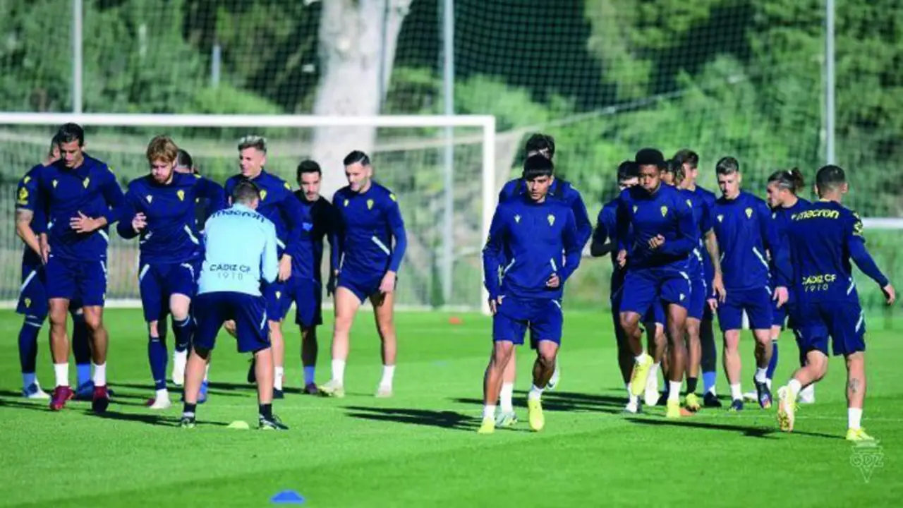 El C&aacute;diz, durante una sesi&oacute;n preparatoria en el Rosal. - C&aacute;diz CF