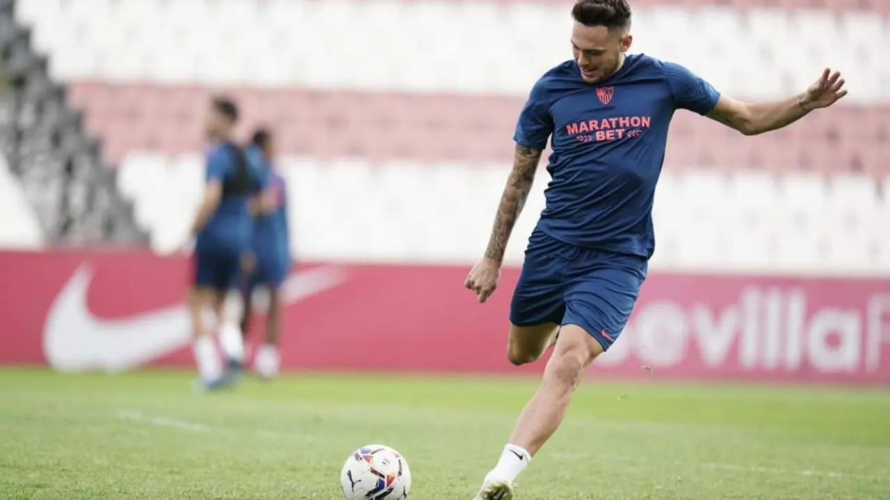 El atacante argentino del Sevilla, Ocampos, durante un entreno. - sfc