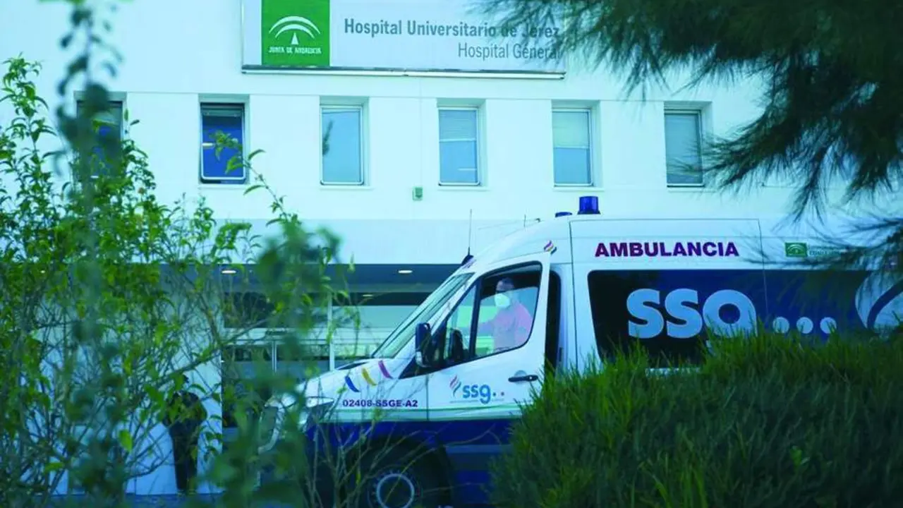 Una ambulancia en uno de los accesos al Hospital de Jerez - Viva