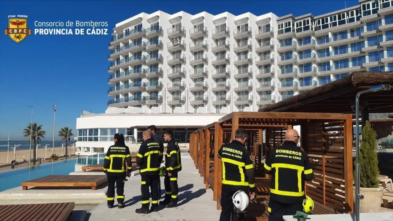 Los bomberos en la terraza con piscina del nuevo hotel.  - Consorcio de Bomberos.