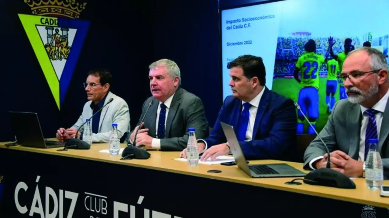 Vizca&iacute;no y Contreras, con los autores del estudio sobre el impacto socioecon&oacute;mico del C&aacute;diz CF.  - VIVA