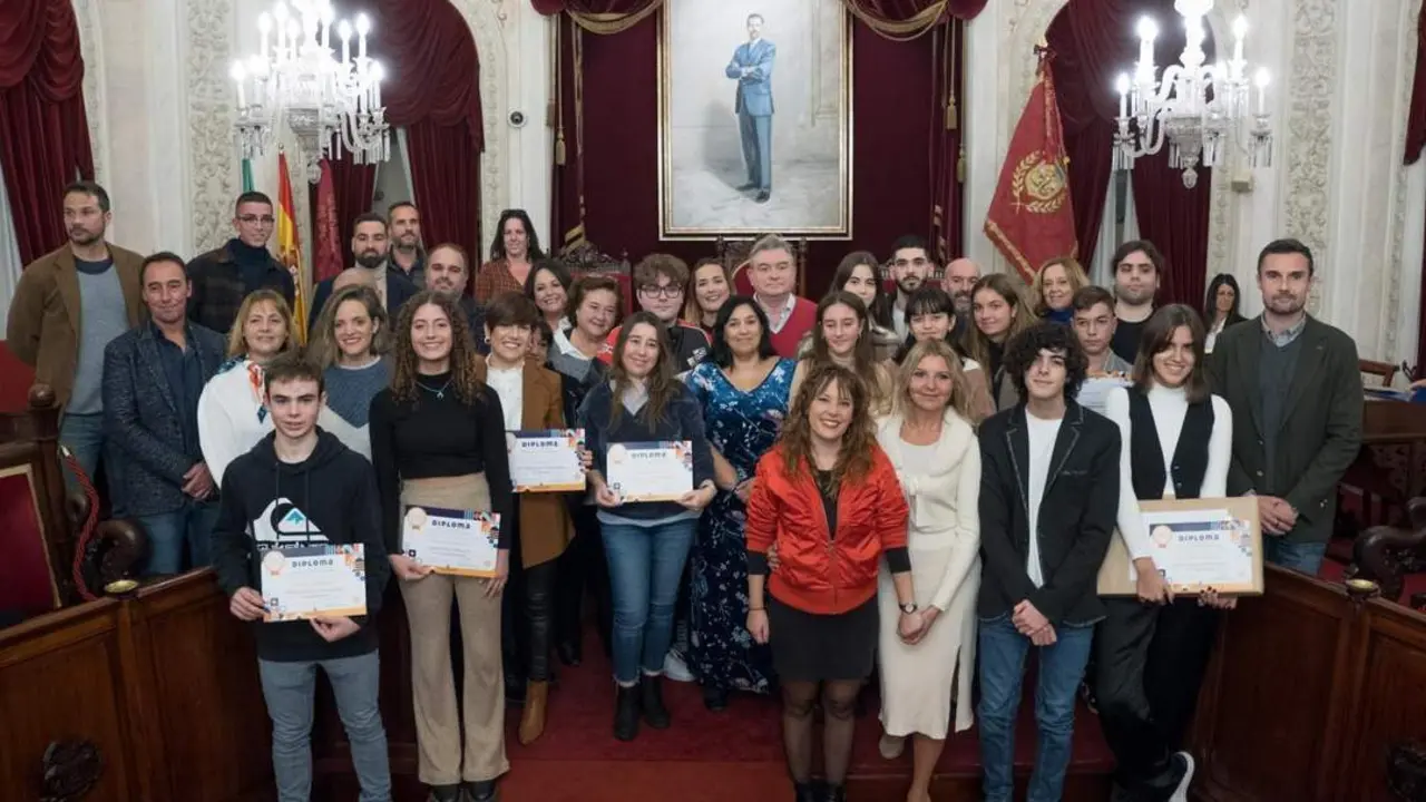 Foto de los distinguidos por el Ayuntamiento de C&aacute;diz con los XXI Premios a la Mejor Trayectoria Educativa. - VIVA