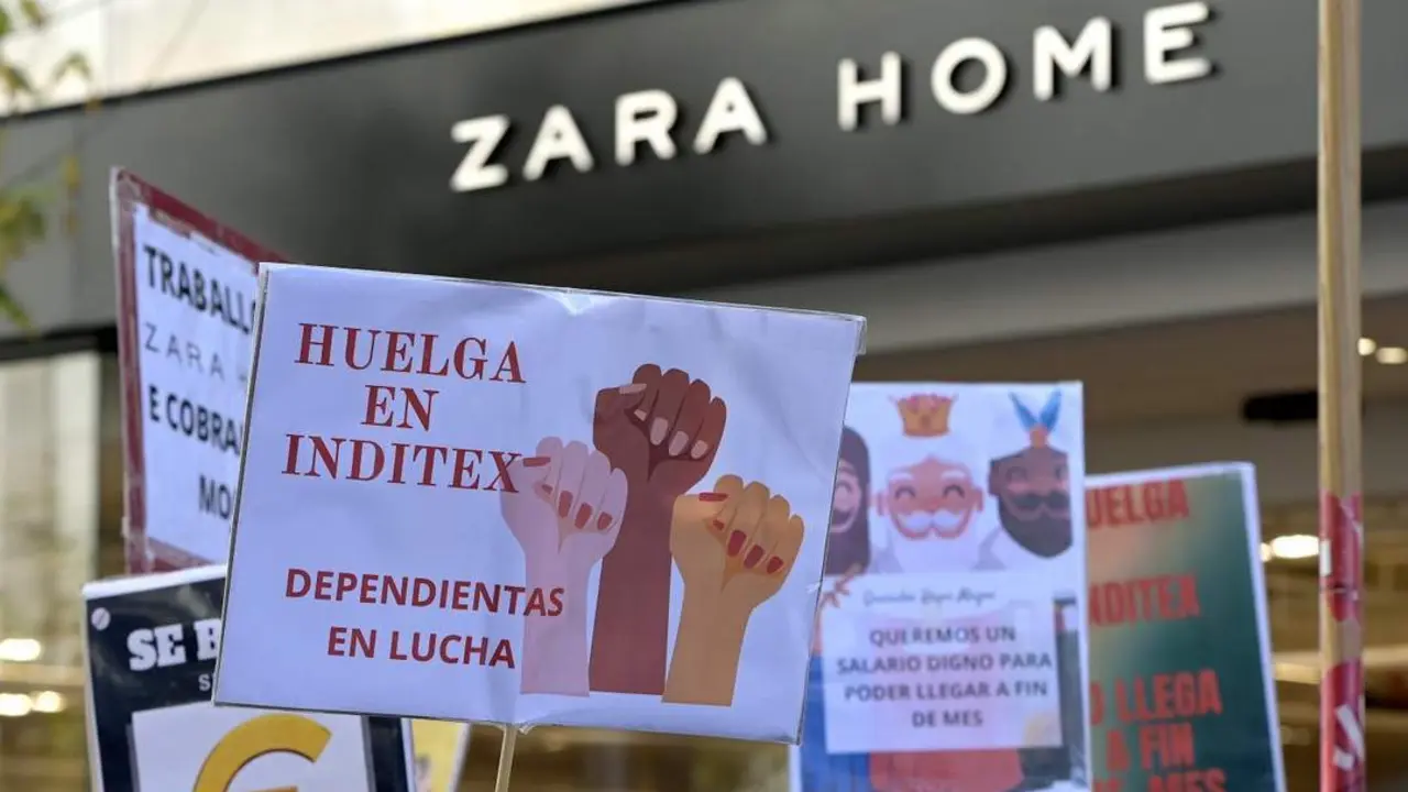 Pancartas frente a una tienda Zara Home. - Europa Press