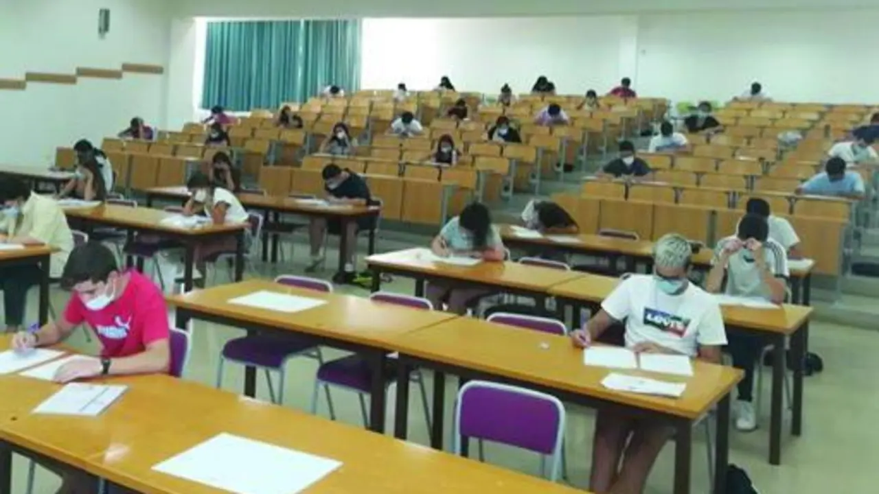 Alumnos examin&aacute;ndose en Selectividad en el Campus.  - Viva